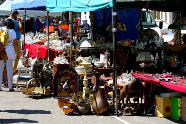 Bit pazarı sırasında birçok eski şeyler görülüyor