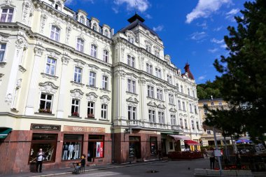 Büyük bir güzel parlak cephesi ile bina