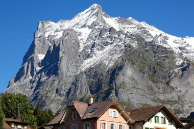 Kayalık dağ evleri hakim