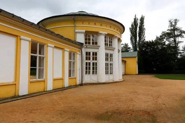 Central del av Ferdinand våren paviljongen — Stockfoto