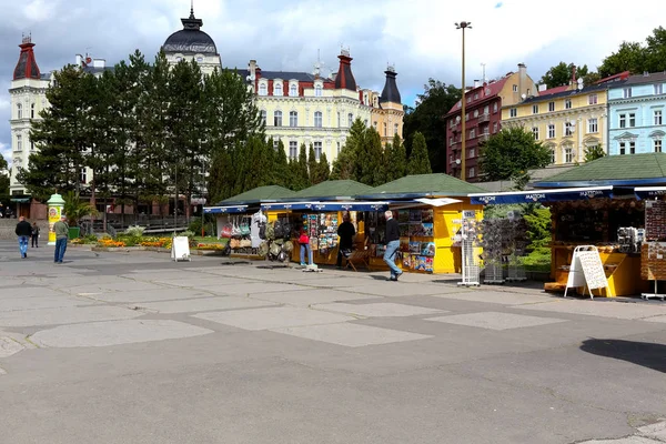 Cuatro pequeños pabellones comerciales por una plaza — Foto de Stock