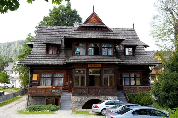 Vista frontale della casa in legno a Zakopane — Foto Stock