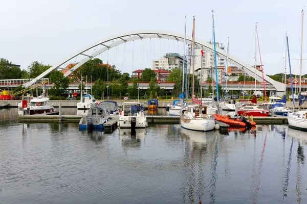 Voiliers dans la marina et un pont à distance — Photo