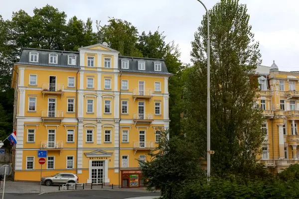 Huurkazerne huis ziet eruit als een onlangs gerenoveerde — Stockfoto