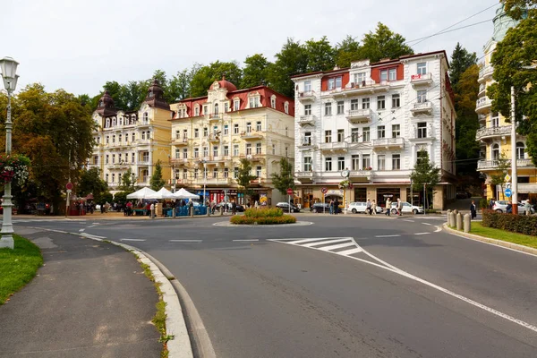 Huurkazerne huizen door de straat achter de rotonde — Stockfoto