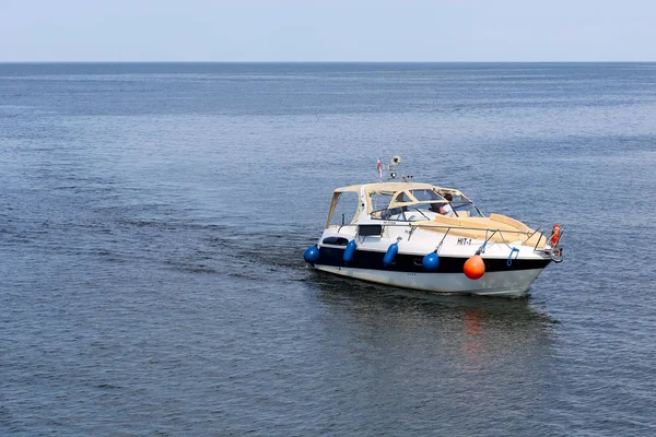 O barco a motor retorna da viagem — Fotografia de Stock