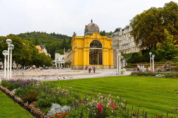 Il parco decorato con fiori e il colonnato — Foto Stock