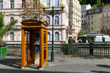 Karlovy Vary'da telefon kulübesi