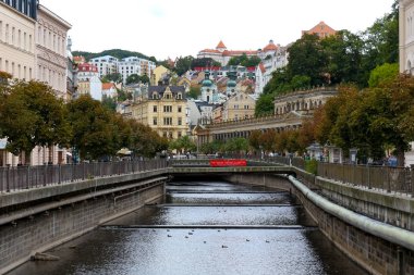 Tepla Nehri ve şehir binaları 