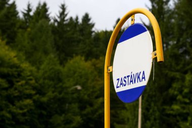 Trafik işaretleri görünür yazıt ile