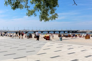 Tatilcilerin kumlu plaj üzerinde zaman harcamak