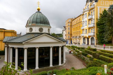 Beyaz köşk ve şehir