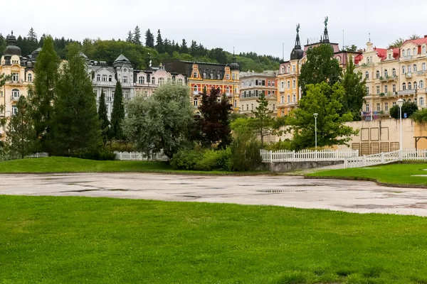 Řadové domy a krásy okolí — Stock fotografie