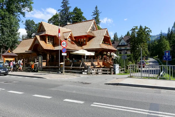 Casa de madeira tradicional e seu telhado de madeira — Fotografia de Stock