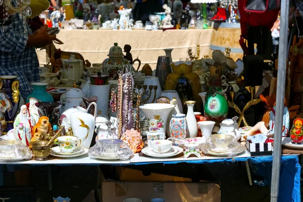 Varios objetos a la venta durante el mercadillo — Foto de Stock