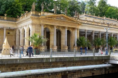 Yoğun sütunlu parçası dekore edilmiş
