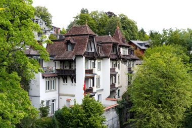 Ev güzel şekilli bir çatı ile kaplı