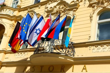 Birçok ülke bayrakları rüzgarda