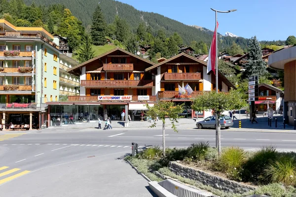 Alpine huizen gelegen naast de straat — Stockfoto