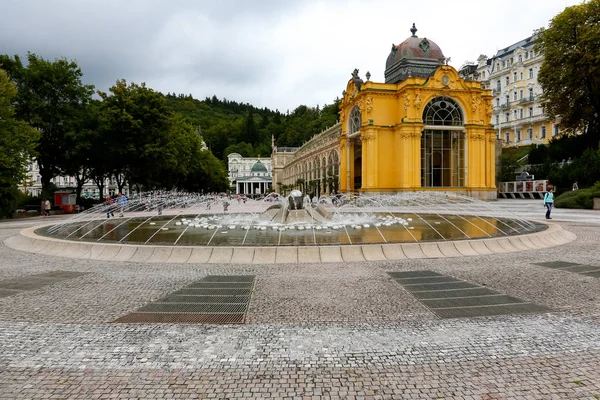 Geplaveide plein en fontein en colonnade — Stockfoto