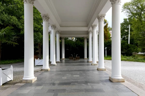 Beyaz köşk Colonnade, iç — Stok fotoğraf