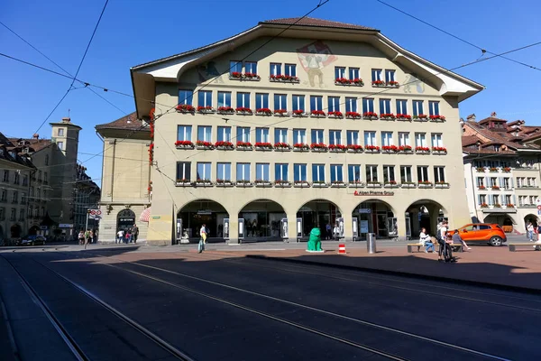 Large building next to the square — Stock Photo, Image