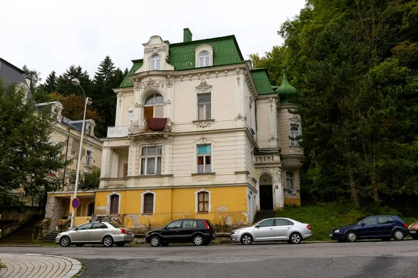 Ancienne mais belle maison résidentielle — Photo