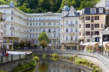 Grandhotel Pupp nehrin yanında