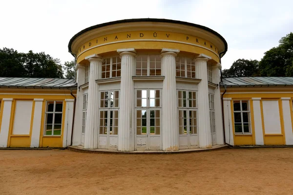Круглое здание павильона Фердинандского источника — стоковое фото