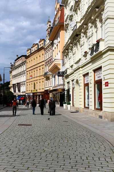 Blick auf die Straße und Fassaden von Gebäuden — Stockfoto