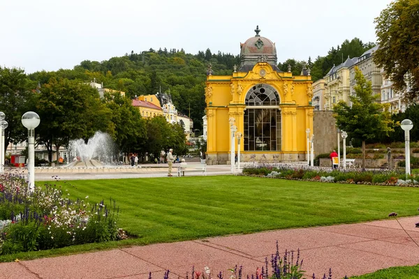 Edifício de colunata amarela — Fotografia de Stock