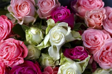 Bir buket pembe ve beyaz gül.