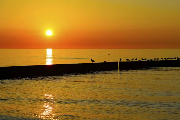 Красочный закат у моря в Колобжеге — стоковое фото