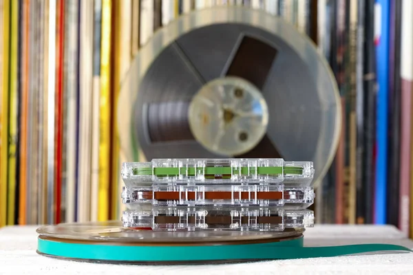 Kompaktní kazety a cívky pásky — Stock fotografie