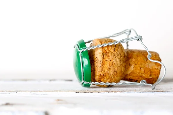 Sektkorken auf weißem Tisch — Stockfoto