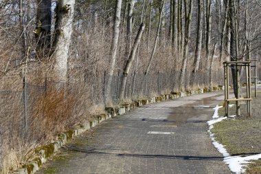 kaldırım boyunca çit