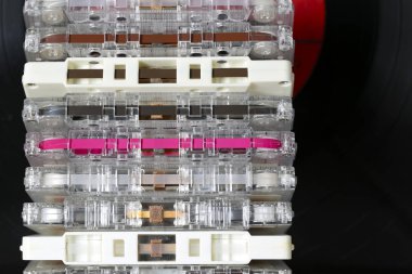 Eski ses kasetleri yığını