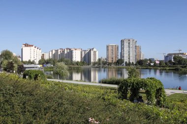 Göl ve Goclaw Malikanesi içinde bir park