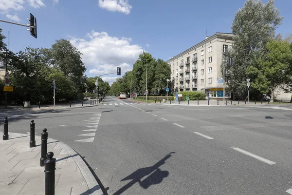 Intersectie van de straten in de wijk Saska Kepa — Stockfoto