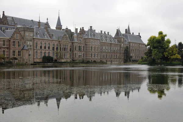 Lago e edifícios do Parlamento neerlandês — Fotografia de Stock