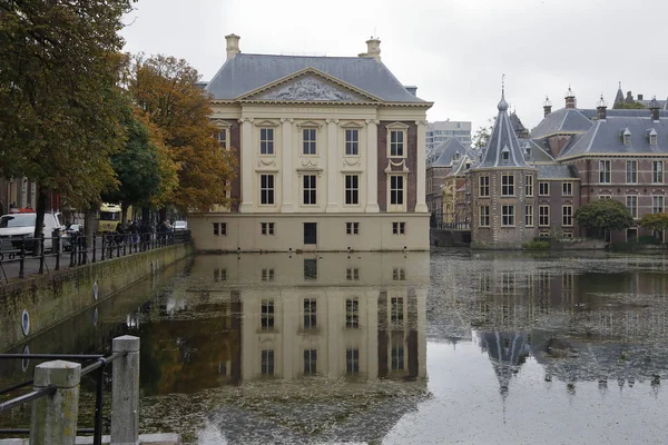 Lake Hofvijver with historic buildings nearby — Stock Photo, Image
