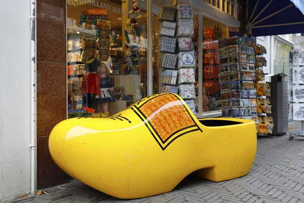 Velká žlutá bota před obchodem — Stock fotografie