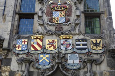 Çeşit çeşit armalı cephe