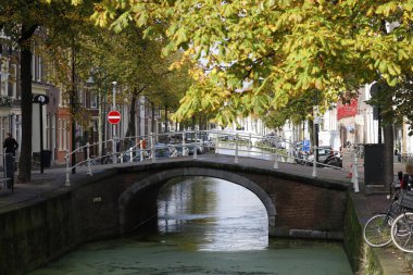 Beyaz parmaklıklı taş köprü.