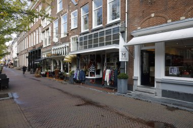 Zemin katta vitrinler var.