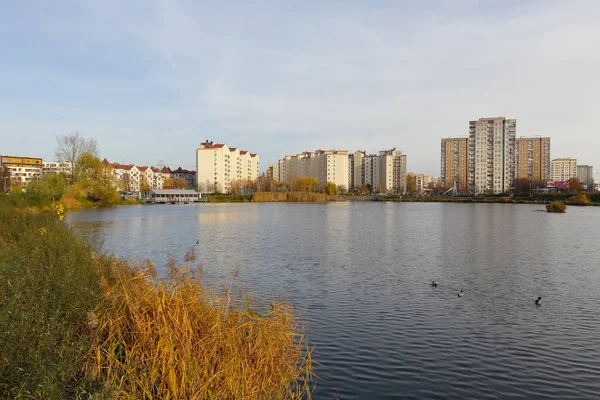 Couleurs d'automne au bord du lac dans le quartier Goclaw — Photo