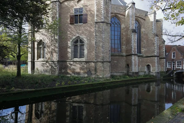 Brick gebouw is een deel van de historische kerk — Stockfoto