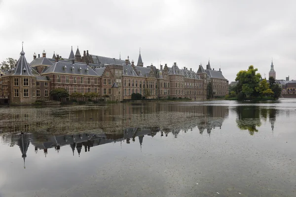 Edificios del Parlamento holandés junto al lago —  Fotos de Stock