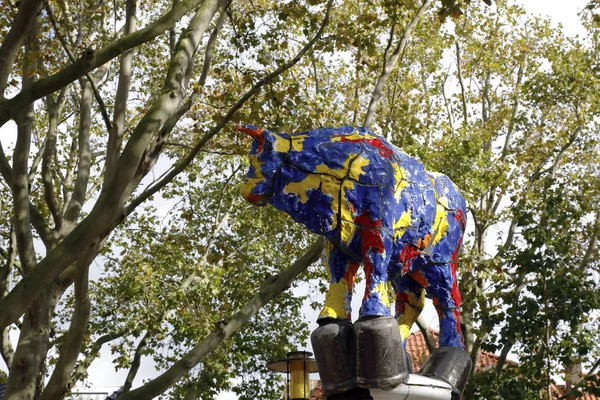 Barevná socha krávy v Delftu — Stock fotografie