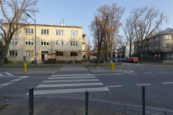 Oversteek de straat in de wijk Saska Kepa — Stockfoto